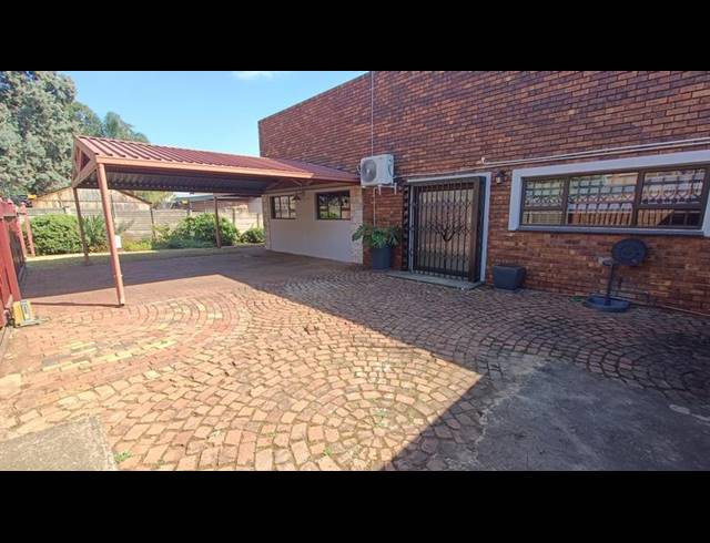 4 BEDROOM HOUSE FOR SALE IN SINOVILLE